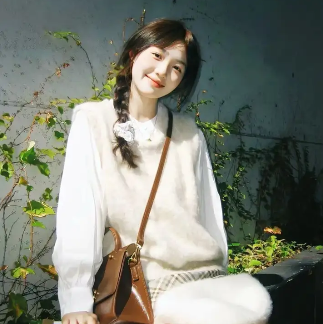 孤独地躲在墙角画圈圈